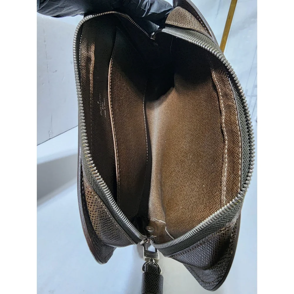 Louis Vuitton Moca Taiga Leather Baikal Men Wristlet Brown